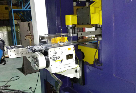 在應(yīng)用沖床送料機(jī)時(shí)，需具備的安全設(shè)施有哪些?